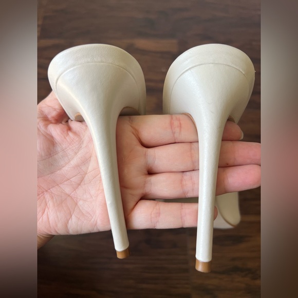 🚫SOLD🚫 Steve Madden Cream Pointed V-Cut Slip-On Mule Heels - Picture 3 of 8